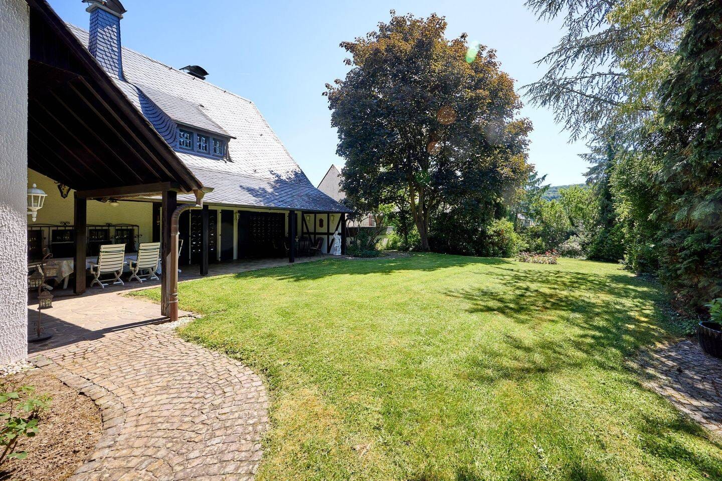 Immobilie in Kröv - Außergewöhnliches Anwesen mit repräsentativem Wohnambiente, weitläufiger Gartenanlage und vielfältigen Nutzungsmöglichkeiten in Kröv! - Bild 2