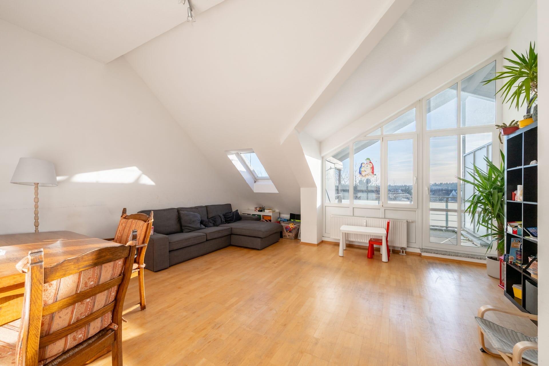 Immobilie in Grasbrunn - AIGNER - Lichtdurchflutete 3-Zimmer-Dachgeschosswohnung mit Südbalkon in Neukeferloh - Bild 0
