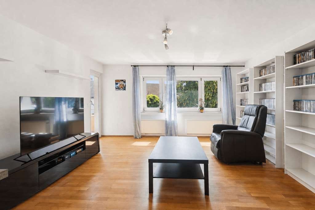 Immobilie in Walheim - Charmante 3,5-Zimmer-Wohnung mit guter Aufteilung, Balkon, Einbauküche und zwei Stellplätzen - Bild 2