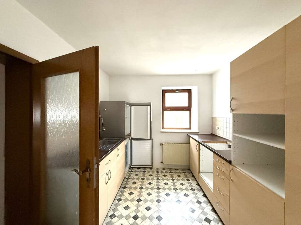Immobilie in Hohenaltheim - Bezugsfertiges Einfamilienhaus mit angeschlossenem Nebengebäude, Garten, Balkon und zwei Garagen - Bild 3