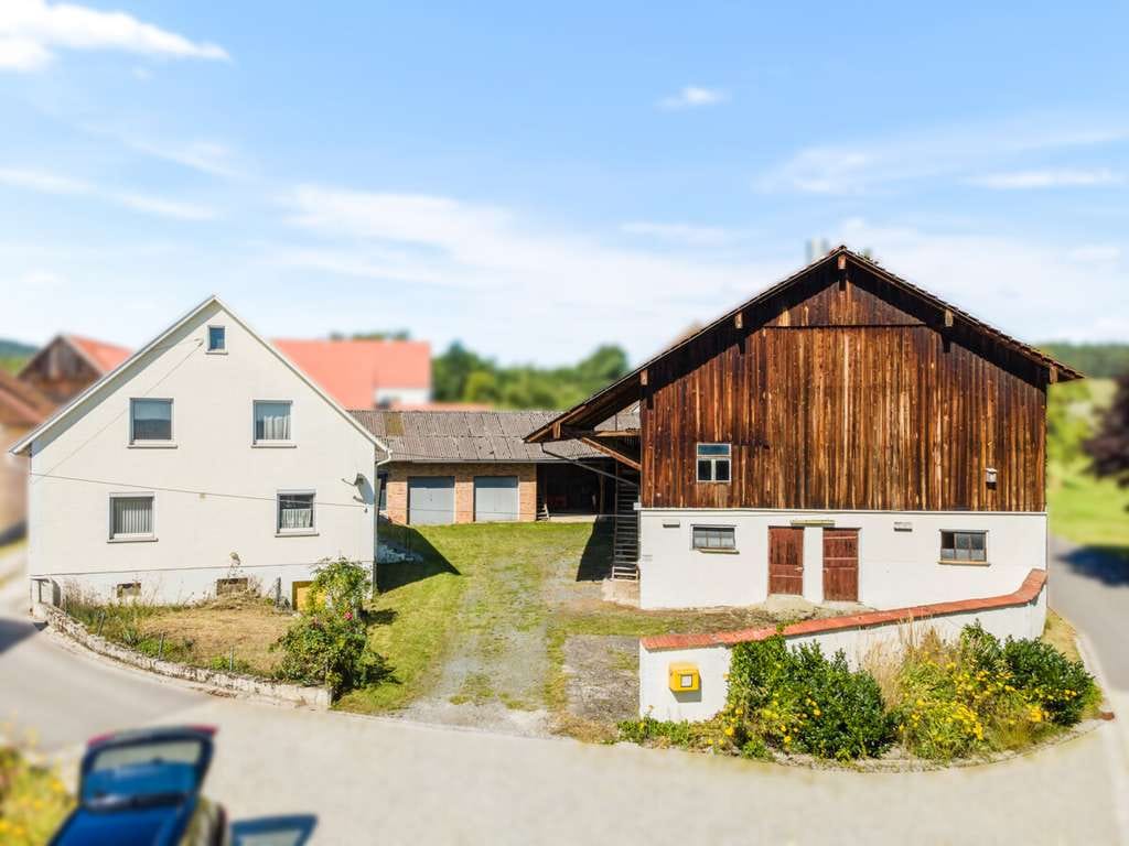 Immobilie in Schmidgaden - Charmanter Bauernhof mit Nebengebäuden und Erweiterungsmöglichkeit - Bild 3