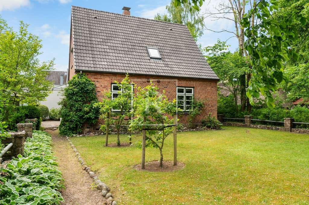 Immobilie in Aukrug - Einmalige Gelegenheit! Großzügiges Einfamilienhaus
auf schönem Grundstück direkt am Kapellenbach in - Bild 2
