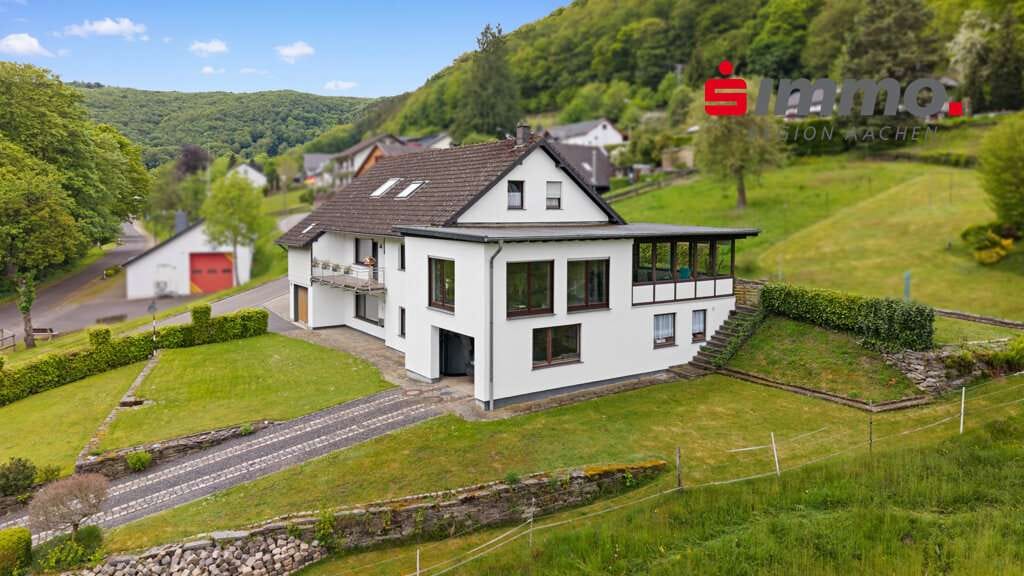 Immobilie in Simmerath - Großzügiges Familienhaus in Simmerath-Erkensruhr mit Einliegerwohnung & Traumblick ins Grüne - Bild 0