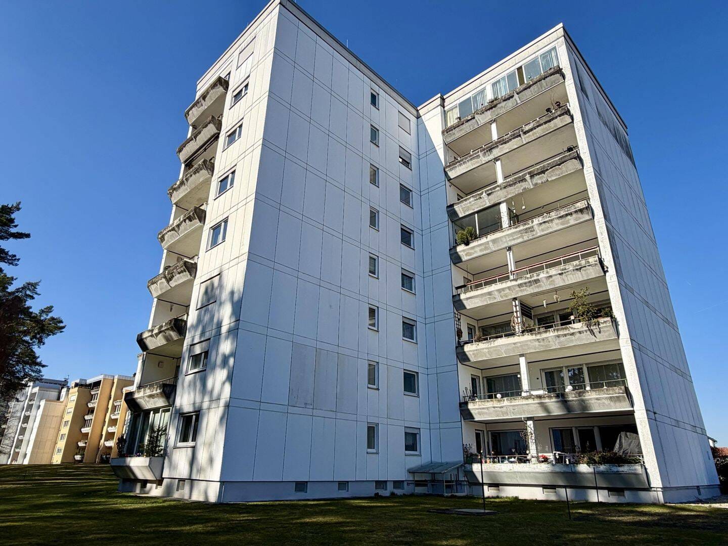 Immobilie in Sulzbach-Rosenberg - Wohnkomfort garantiert! 4-Zimmer-Etagenwohnung mit Aufzug in Sulzbach-Rosenberg - Bild 1