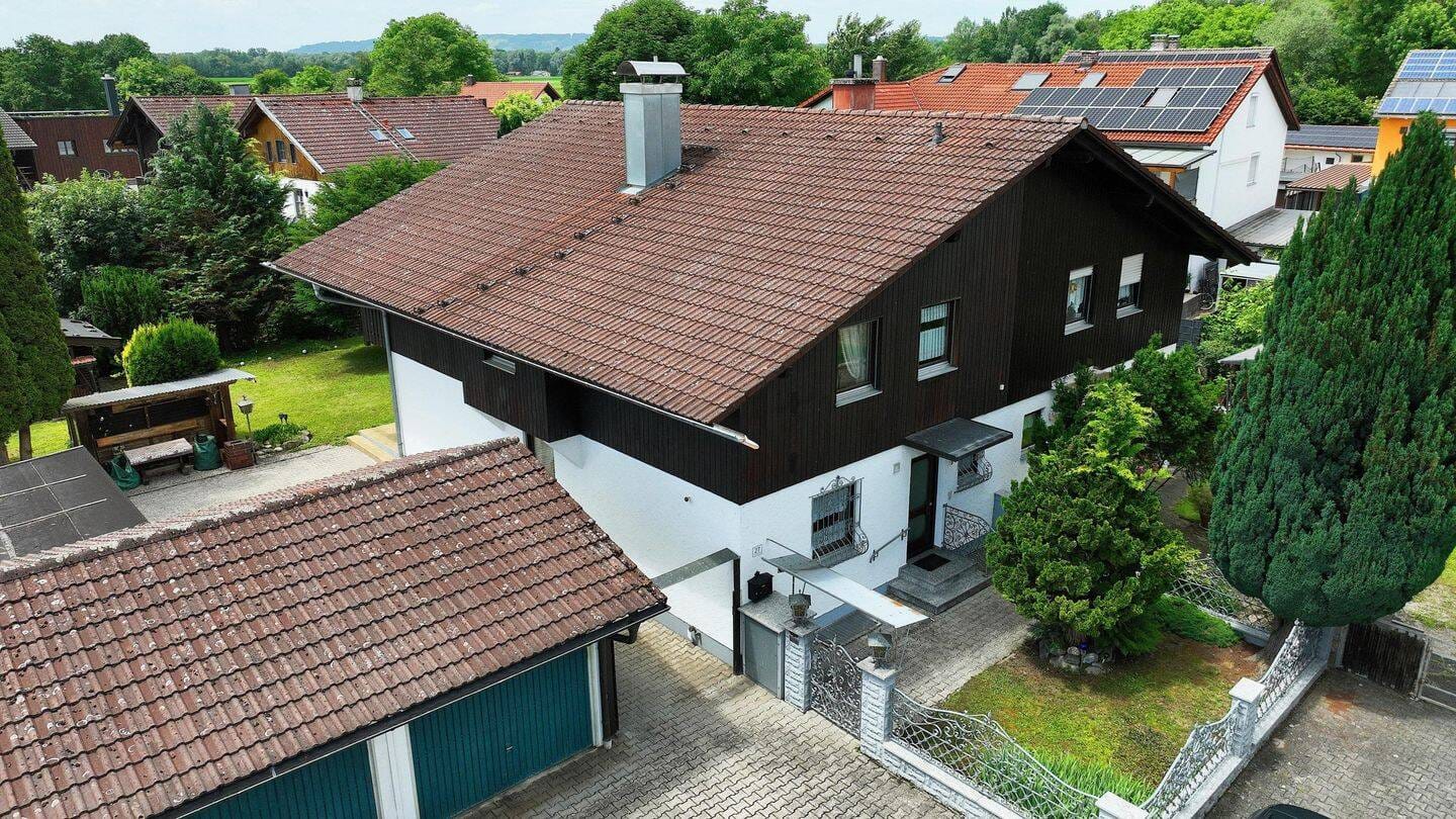 Immobilie in Kraiburg - Einladende Doppelhaushälfte mit Potenzial, großem Garten und Bachzugang - Bild 1