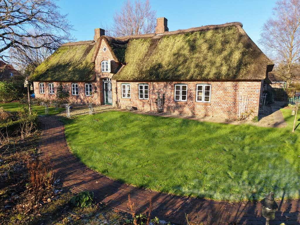 Immobilie in Risum-Lindholm - Reetdachkate mit historischem Flair & Gartenidylle vereint - Bild 0