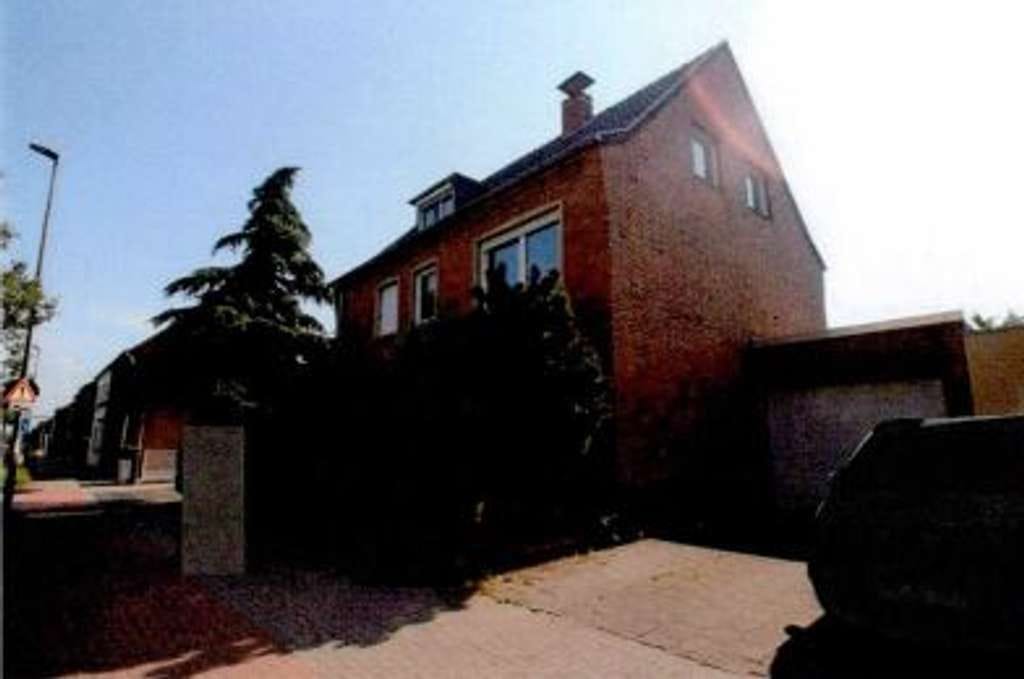 Immobilie in Grevenbroich - +++Zwangsversteigerung: Einfamilienhaus mit zwei Garagen in Grevenbroich+++ - Bild 1