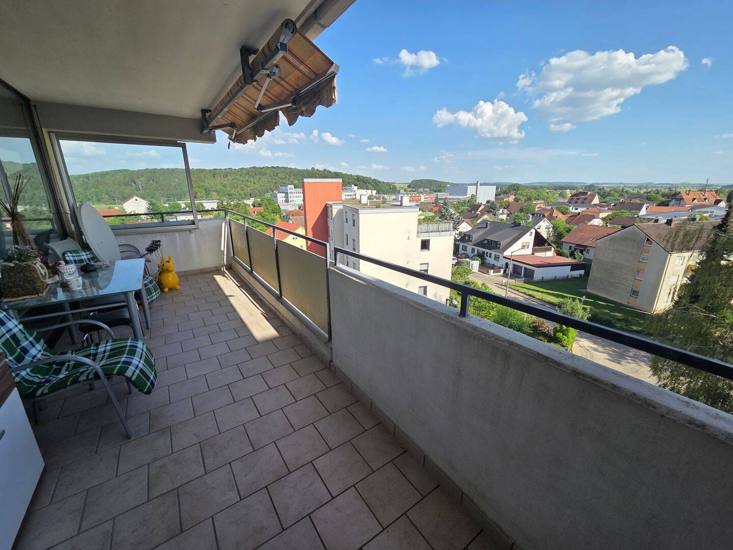 Immobilie in Wassertrüdingen - Attraktive 3-Zimmer-Eigentumswohnung mit großzügiger Loggia und beeindruckendem Fernblick - Bild 2