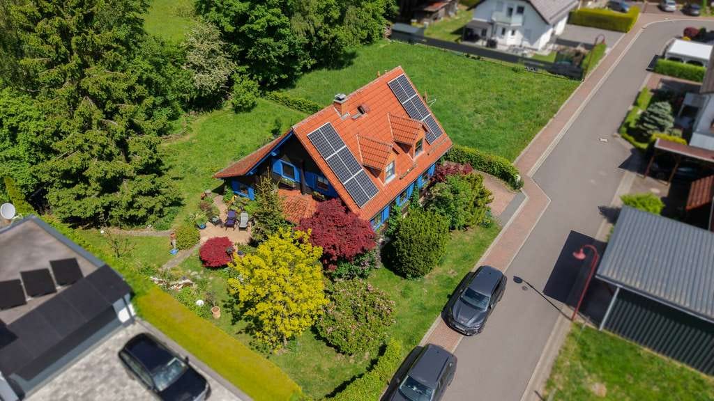 Immobilie in Waldmühlen - Ländliche Ruhe, stadtnah genießen. Schickes Blockhaus mit Garten in Feldrandlage! - Bild 4