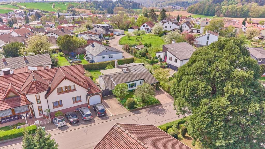 Immobilie in Wiesenbach - Freistehender Bungalow mit schönem, privatem Garten und viel Potential in Wiesenbach - Bild 0