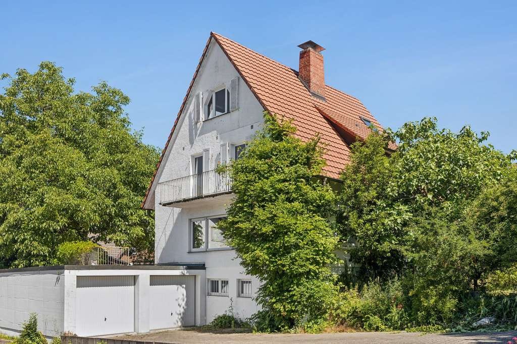 Immobilie in Ebringen - Charmantes Einfamilienhaus mit zwei Garagen, Werkstatt und Sauna – sofort bezugsfertig - Bild 0