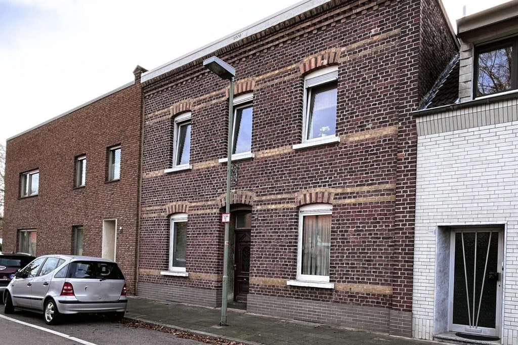 Immobilie in Meerbusch - Ein Haus mit Seele, Potenzial und Raum für Ihre Ideen. - Bild 1