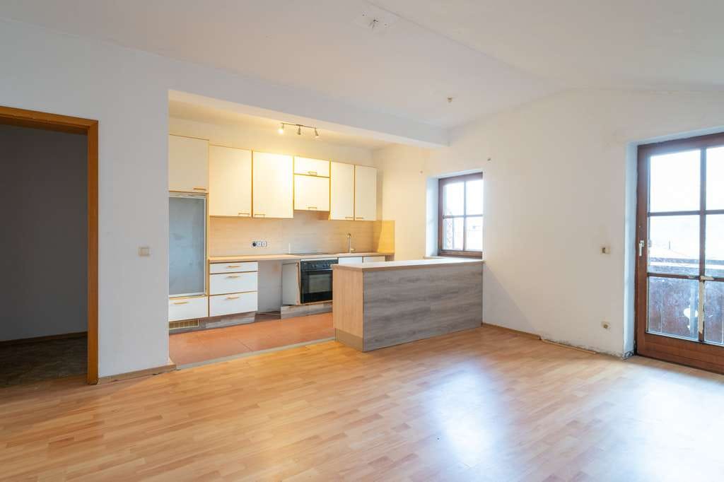 Immobilie in Schleching - Renovierungsbedürftige 3-Zimmer-Wohnung mit durchdachtem Grundriss und Bergblick Panorama - Bild 2