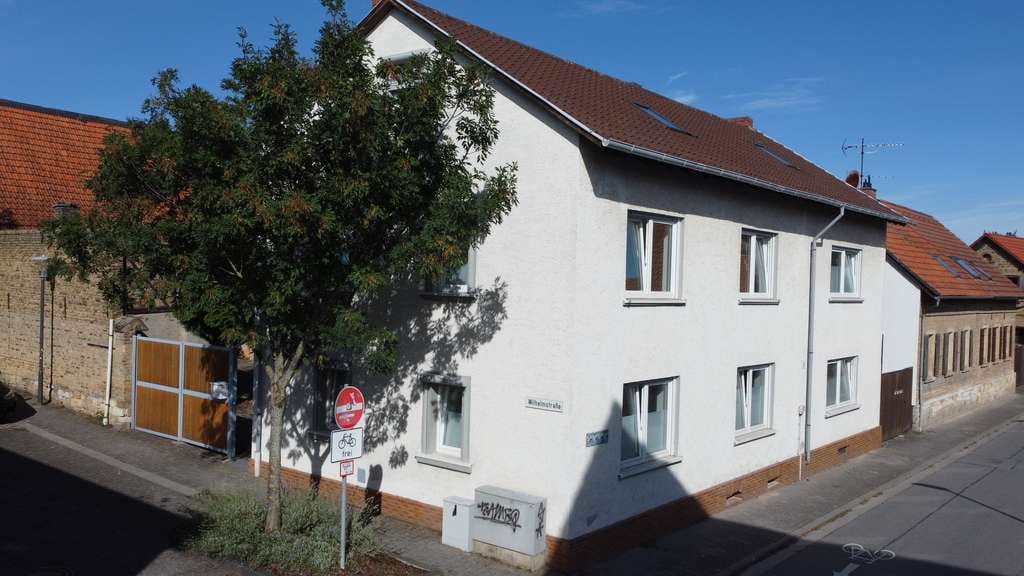 Immobilie in Wörrstadt - Zweifamilienhaus mit Innenhof und Scheune, von Grund auf saniert - Bild 0