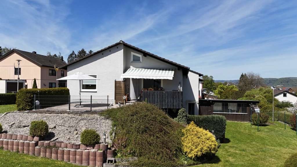 Immobilie in Untersteinach - Einfamilienhaus mit Panoramablick und großzügigem Garten - Bild 1