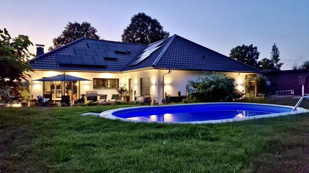 Immobilie in Techentin - Zukunftssicher und energieeffizient: Premium-Immobilie mit Seeblick und Pool - Bild 1
