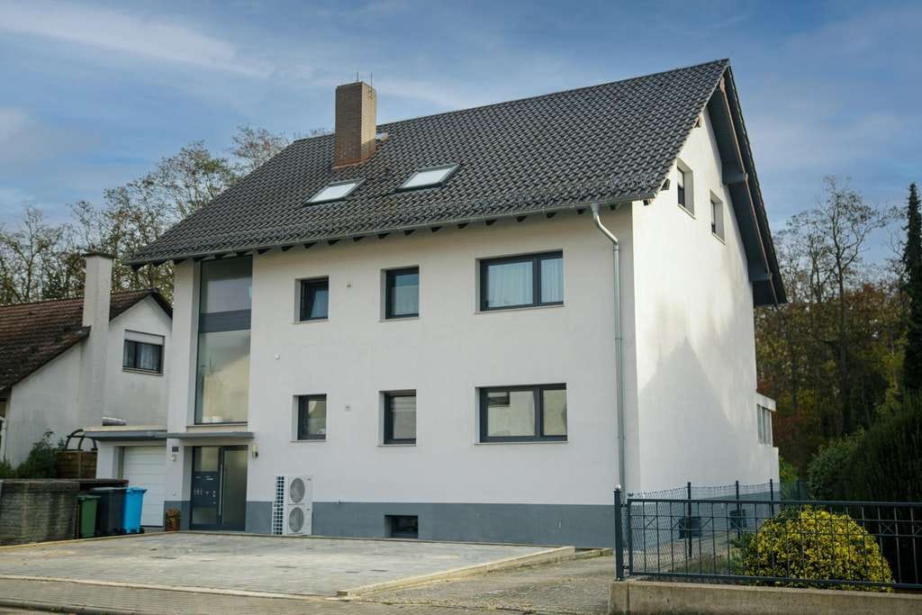 Immobilie in Ellerstadt - Attraktives Mehrfamilienhaus mit 4 WEs, voll vermietet, energetisch saniert als Effizienzhaus 70 - Bild 0