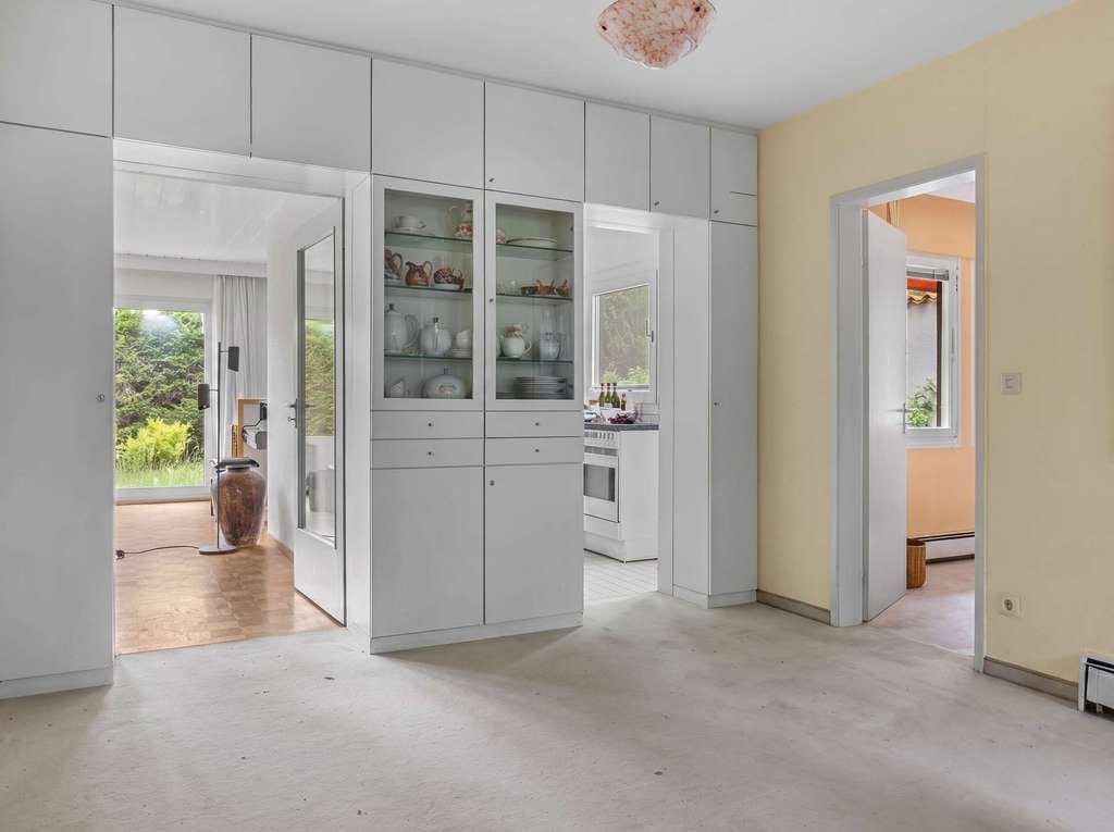 Immobilie in Pöcking - Charmantes Einfamilienhaus in Pöcking mit Pool, Doppelgarage und idyllischem Garten - Bild 3