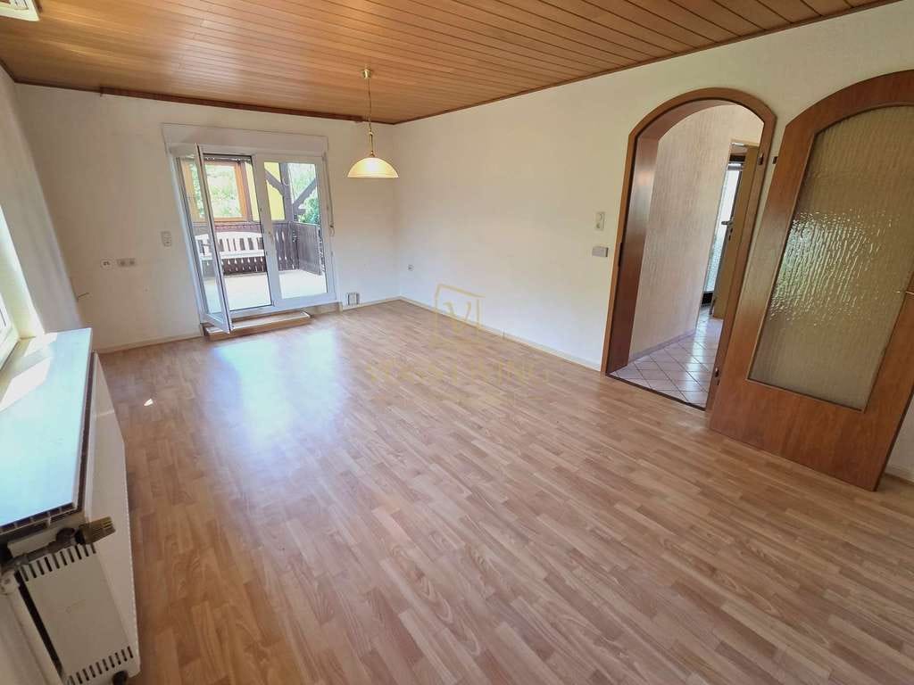 Immobilie in Karben - Sanierungsbedürftiges Haus in ruhiger Seitenstraße am Hang von Karben mit Traumgrundstück - Bild 1