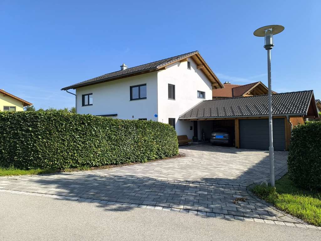 Immobilie in Fridolfing - Familienfreundliches Einfamilienhaus in bevorzugter, sonniger Siedlungslage von Fridolfing zu verkaufen ! - Bild 0