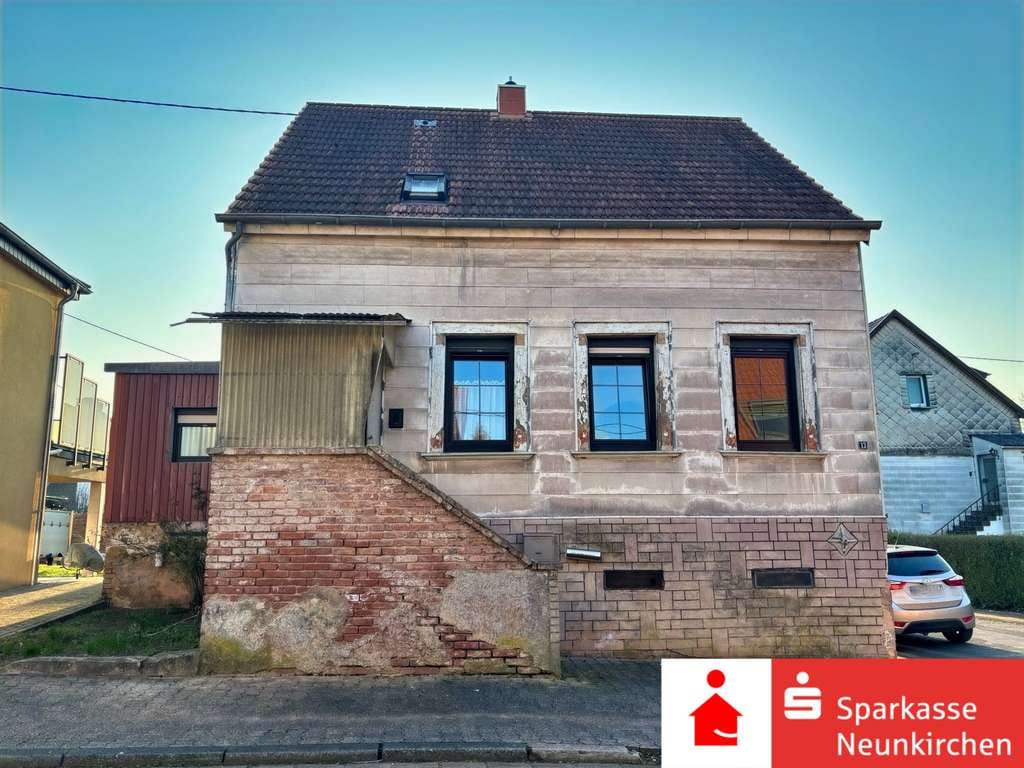 Immobilie in Schiffweiler - Klein aber mein! Einfamilienhaus mit Garage und Garten  - Bild 0