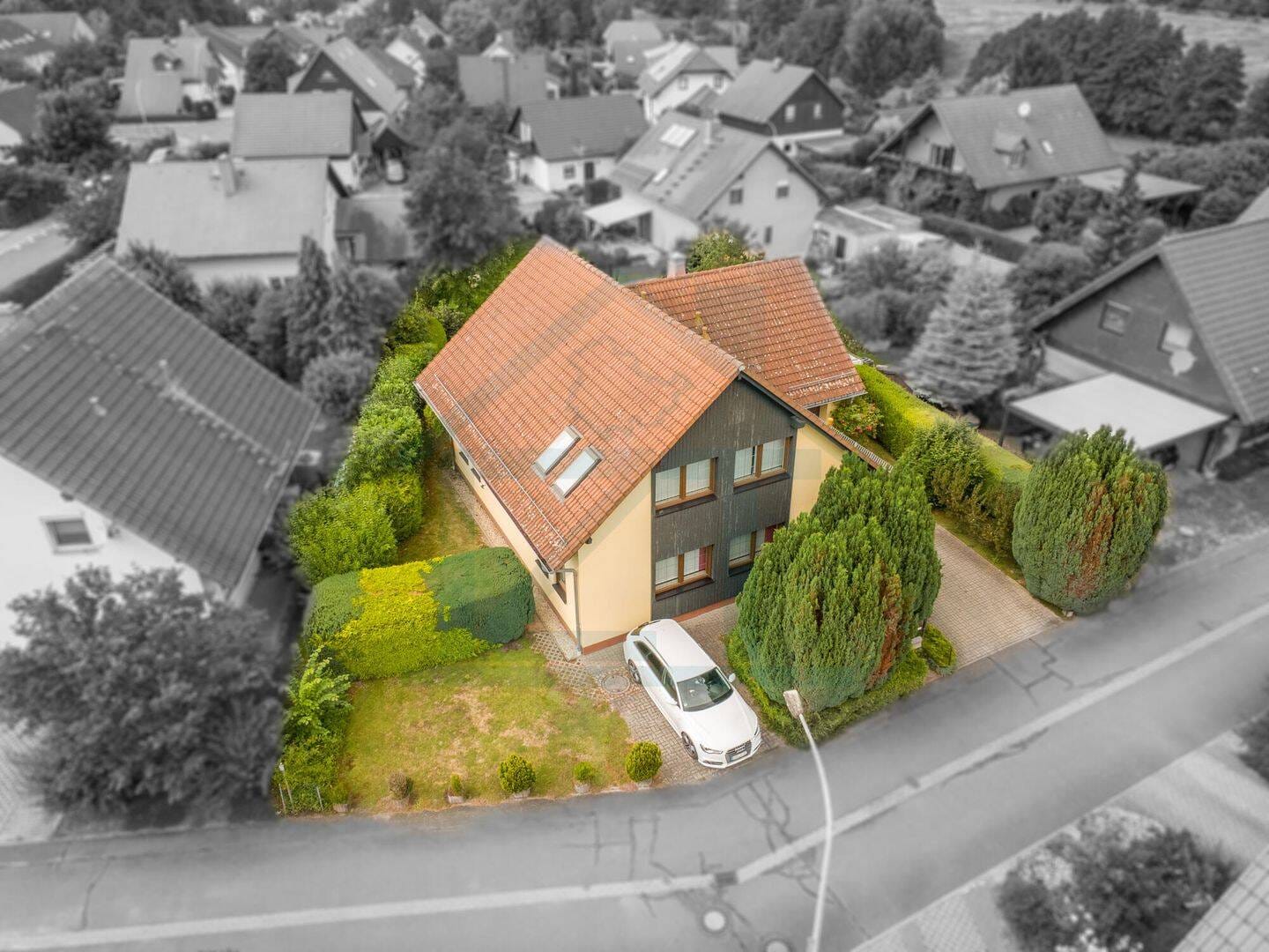 Immobilie in Hermsdorf - Für Familie & Homeoffice: Großzügiges 7-Zimmer-Haus mit Sauna und Komfort-Garage - Bild 0