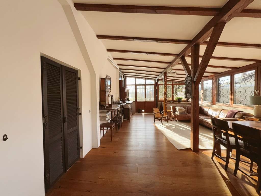 Immobilie in Breitbrunn am Chiemsee - Stilvolle Großzügigkeit mit Chiemsee-Blick – verbundene Erdgeschosswohnung in Bestlage - Bild 1