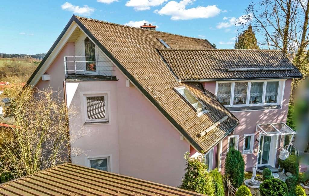 Immobilie in Erbendorf - Ruhig gelegen! 4 Familienhaus mit Fernsicht und Entwicklungspotenzial, davon zwei Wohnungen frei - Bild 1