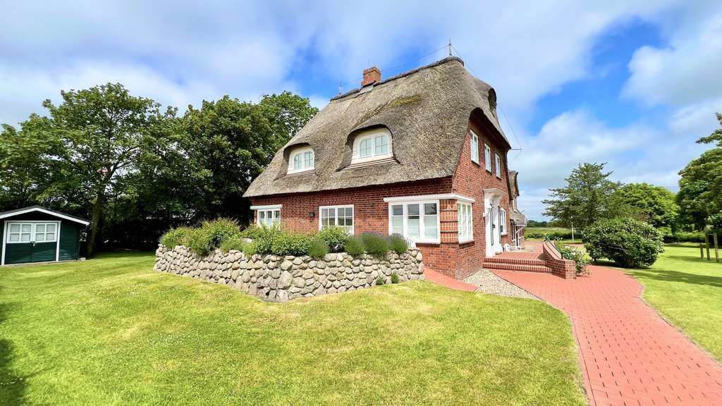 Immobilie in Wrixum - Historisches Herrenhaus im Gutshaus-Ensemble, herrliches Anwesen, Einzelhaus-Charakter mit Garten! - Bild 0