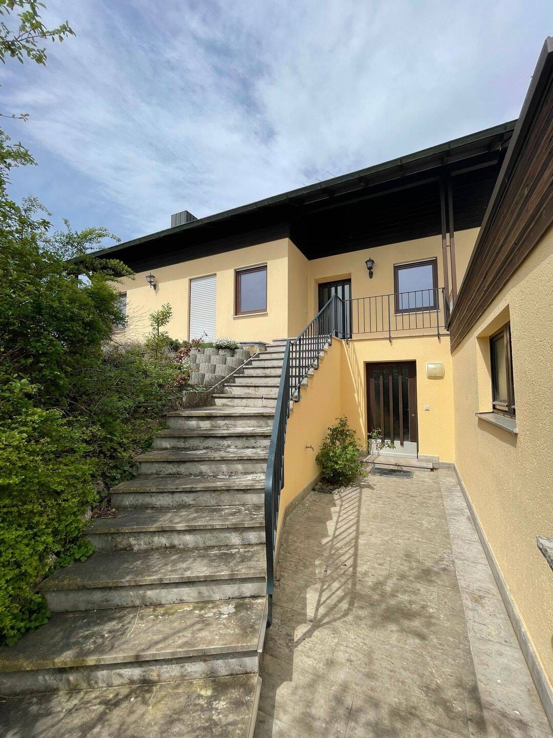 Immobilie in Ihrlerstein - Freistehendes Zweifamilienwohnhaus mit pflegeleichtem Garten und Doppelgarage in exponierter Lage und Blick nach Kelheim - Bild 3