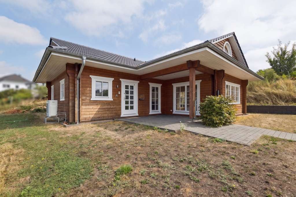 Immobilie in Hornbach - Modernes Wohnen auf einer Ebene – gepflegter Holz-Bungalow mit viel Platz und Wohlfühlcharakter - Bild 1