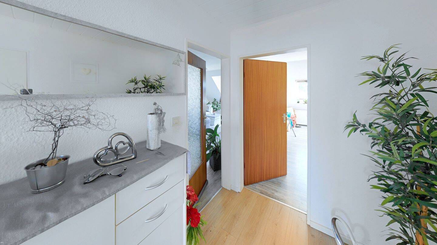 Immobilie in Osterholz-Scharmbeck - Attraktive u. vermietete 2-Zimmer-Dachgeschosswohnung mit Balkon in zentraler Lage von Osterholz-Scharmbeck - Bild 2