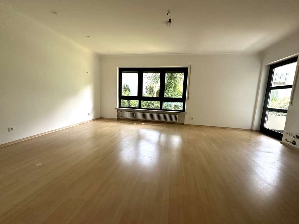 Immobilie in Grünwald - Den eigenen Geschmack verwirklichen! 4-Zimmer-Wohnung in bester Ortskernlage mit zwei Balkonen - Bild 2