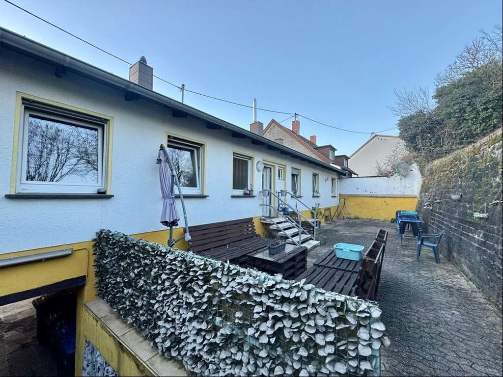 Immobilie in Neunkirchen - Vermietetes Zweifamilienhaus mit 5 Garagen  - Bild 2