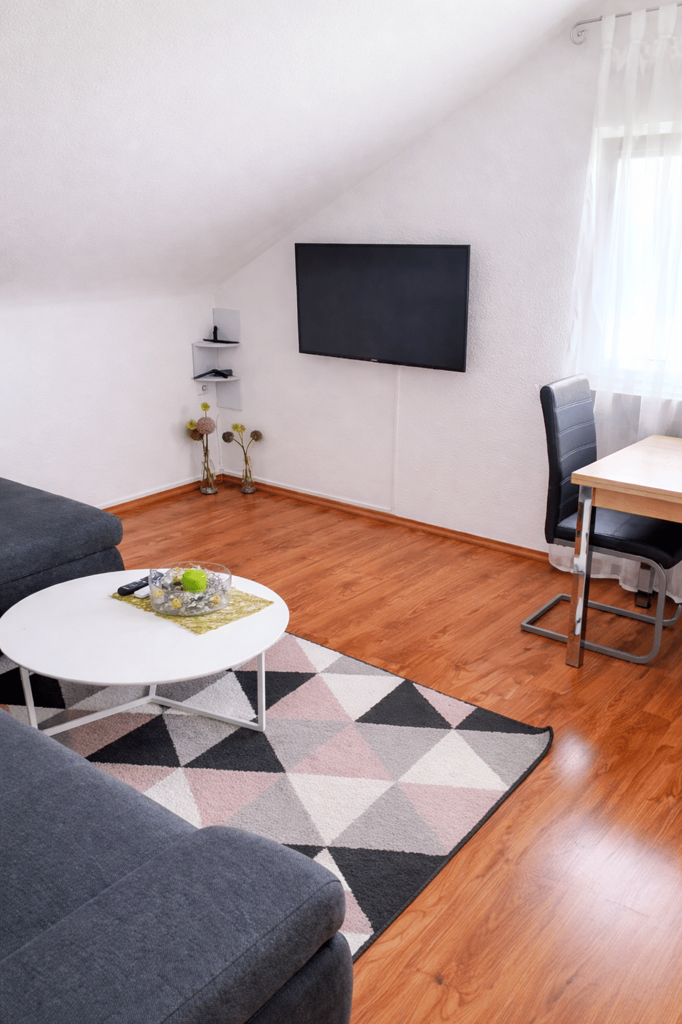 Immobilie in Oberderdingen - Helle 3-Zimmer-DG-Wohnung in Oberderdingen - Stellplatz, EBK und Gartenmitnutzung - Bild 2
