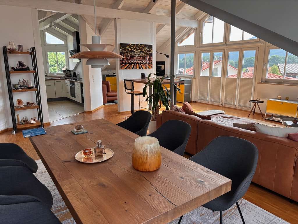 Immobilie in Flintsbach am Inn - Großartige Dachgeschosswohnung, mit viel Licht und tollem Ausblick, herrlichem Bad. - Bild 2