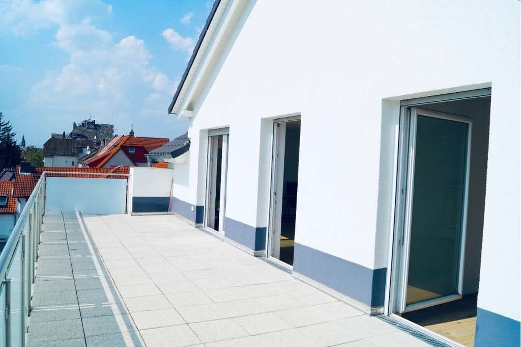 Immobilie in Ginsheim-Gustavsburg - Attraktive Dachgeschosswohnung mit großer Terrasse und viel Licht in Ginsheim-Gustavsburg - Bild 2