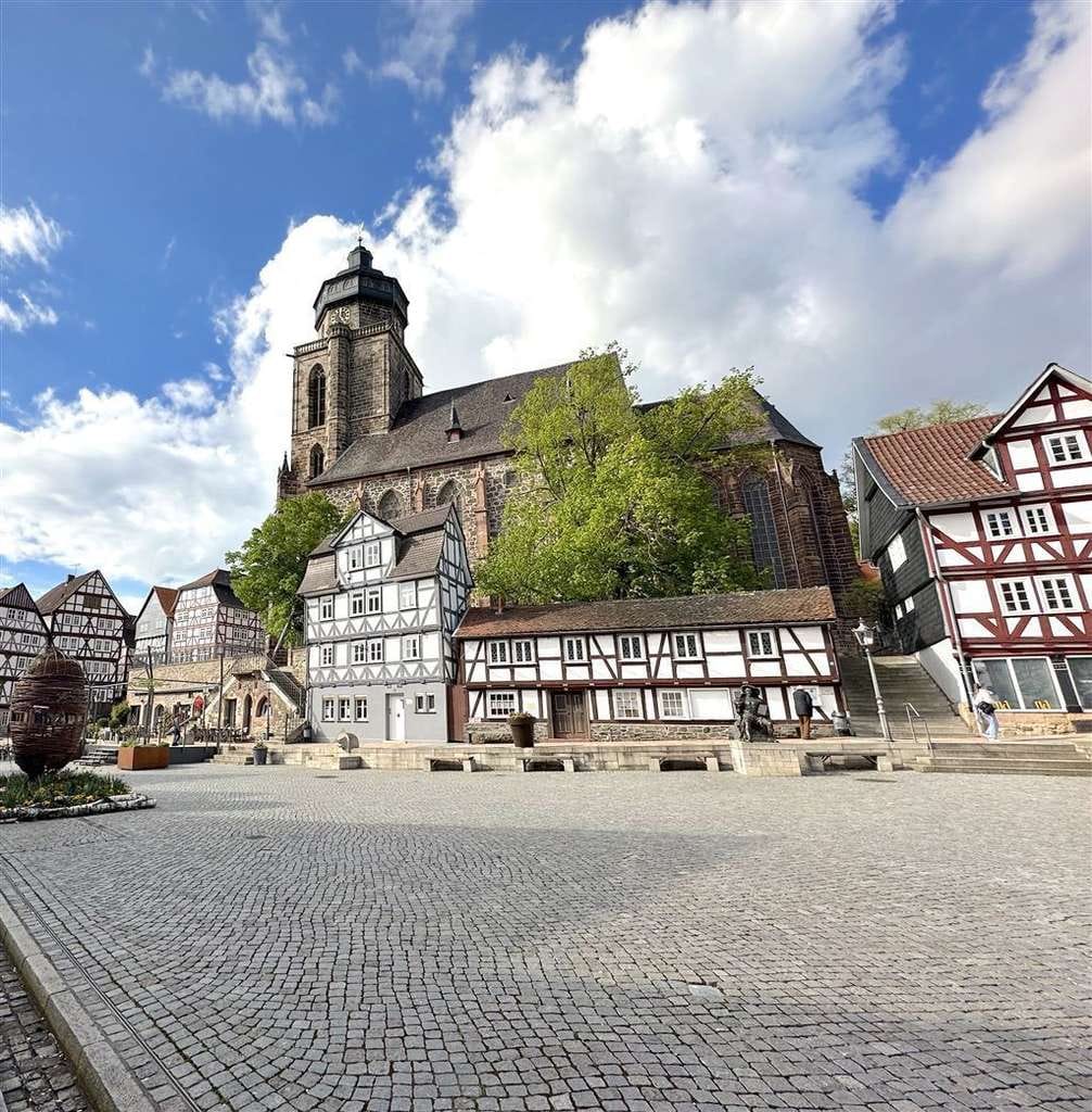 Immobilie in Homberg - 3 Wohnungen oder 5 Apartments: Wohnhaus möbliert, mit Gewerbefläche am Marktplatz in Homberg (Efze)  - Bild 3