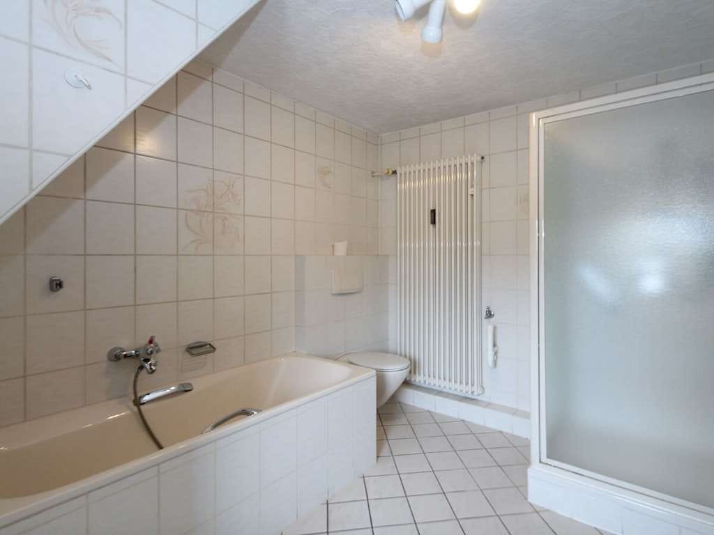Immobilie in Brachttal - Besonderes Immobilienensemble: Zweifamilienhaus mit Anbau Bungalow auf großzügigem Grundstück - Bild 2