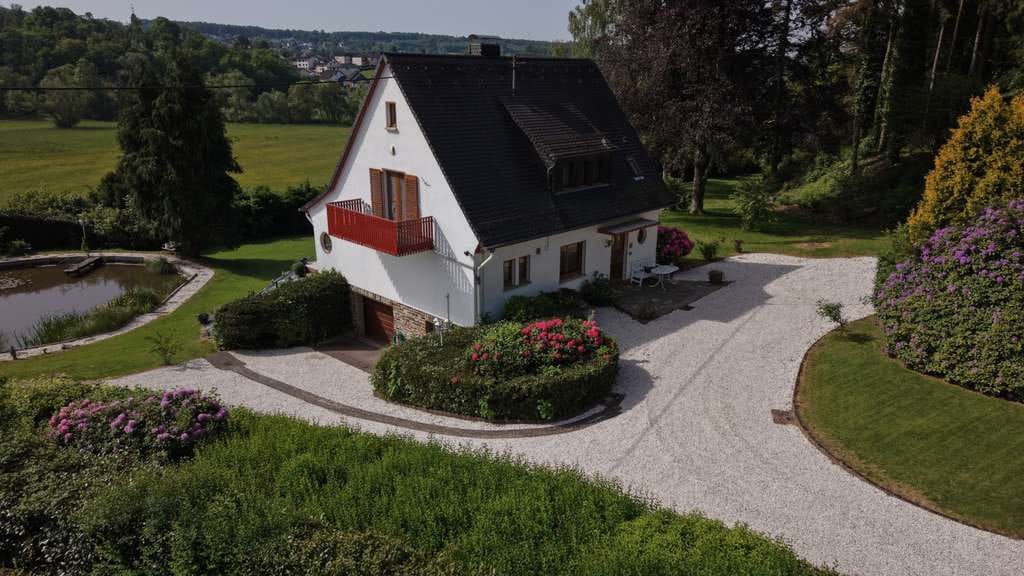 Immobilie in Hachenburg - Wohnen wie im Park – ehemaliges Forsthaus mit traumhaftem Wiedtalblick - Bild 1