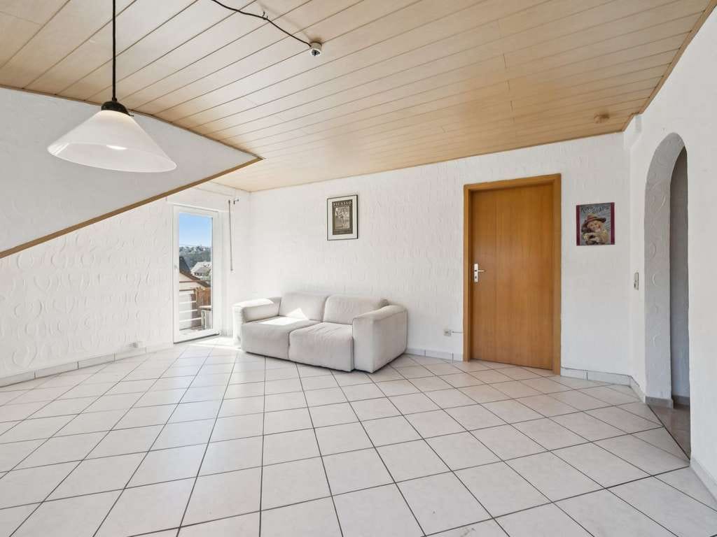 Immobilie in Neckartenzlingen - Charmante 4-Zimmer-Wohnung mit sonnigem Balkon, Stellplatz und eigenem Garten in Neckartenzlingen - Bild 3
