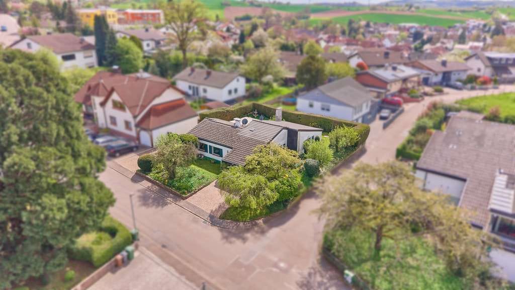 Immobilie in Wiesenbach - Freistehender Bungalow mit schönem, privatem Garten und viel Potential in Wiesenbach - Bild 1