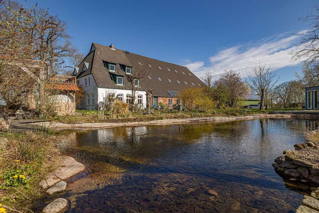 Immobilie in Helse - Vollständig vermietetes Landhaus im ruhigen Herzen Dithmarschens | Parkähnliches Grundstück - Bild 0