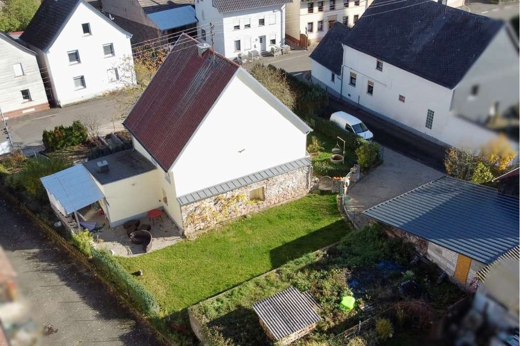 Immobilie in Oberreidenbach - Ländlicher Charme trifft Moderne – liebevoll modernisiertes Einfamilienhaus mit Scheune und Garten - Bild 1