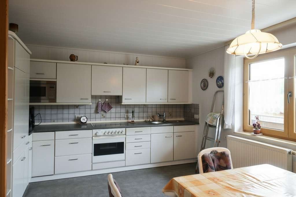 Immobilie in Rügland - Gepflegte 4-Zimmer Eigentumswohnung mit zwei Balkonen und Kachelofen in traumhafter Lage - Bild 4