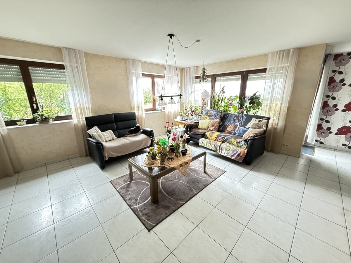 Immobilie in Obersontheim - SCHÖNES EINFAMILIENWOHNHAUS MIT GARTEN UND GARAGE - Bild 3