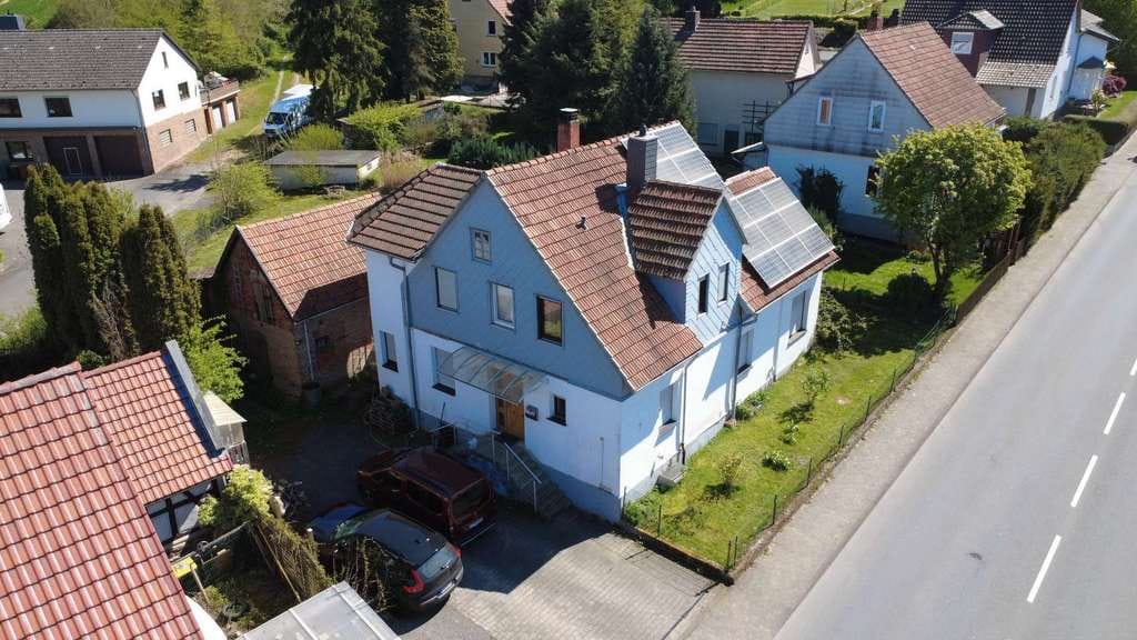 Immobilie in Hofgeismar - Charmantes Einfamilienhaus mit großem Garten, PV-Anlage & neuer Technik - 784 m² Grundstück - Bild 2