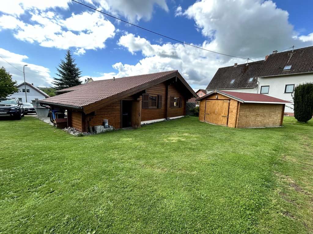 Immobilie in Pracht - Pracht, wunderschönes und gepflegtes Holzhaus (Bungalow) mit Carport und Gartenhaus - Bild 2