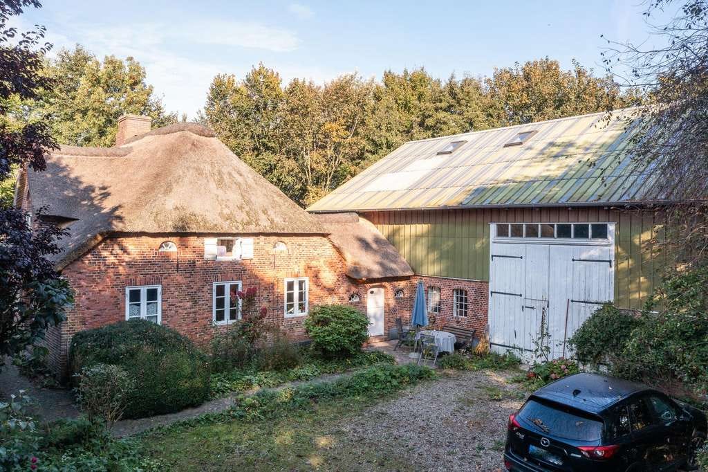 Immobilie in Niebüll - Baudenkmal - Bauernhaus unter Reet mit Scheune auf einer Warft im Gotteskoog - Bild 4