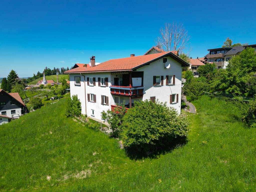 Immobilie in Weiler-Simmerberg - Ehemalige Hofstelle mit 2.400 m² Grundstück – vielfältige Nutzungsmöglichkeiten in Simmerberg - Bild 2
